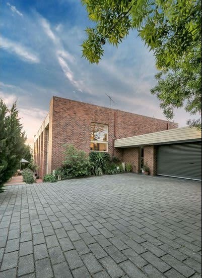 Elegant 4-Bedroom Family Home in Myrtle Bank Spacious & Convenient